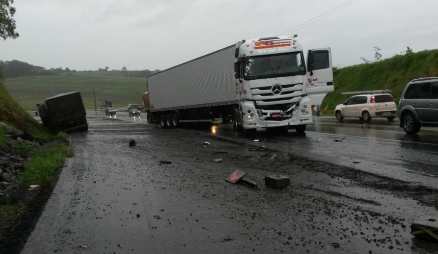 Colisão entre caminhões  é registrada na BR  163 EM Santa Lúcia