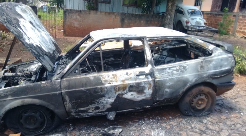 Veículo é consumido pelo fogo em Santa Lucia