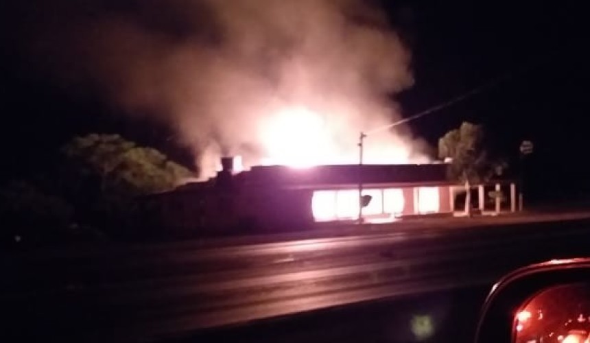 Incêndio de grandes proporções destrói Hotel e Restaurante em Santa Lúcia