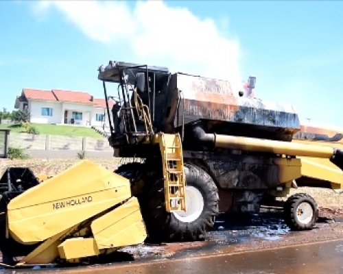 Colheitadeira pega fogo na PR-471 em Nova Prata do Iguaçu
