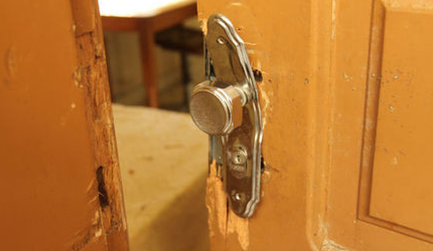 Ao chegar de viagem, mulher encontra casa arrombada em Capitão