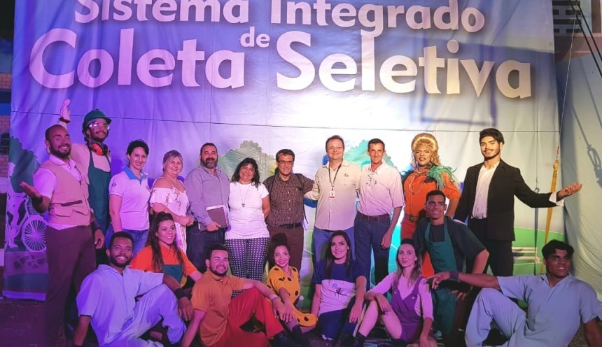 Espetáculo Juliana e Romão ensina  a reciclar o lixo e encanta a  população de Capitão