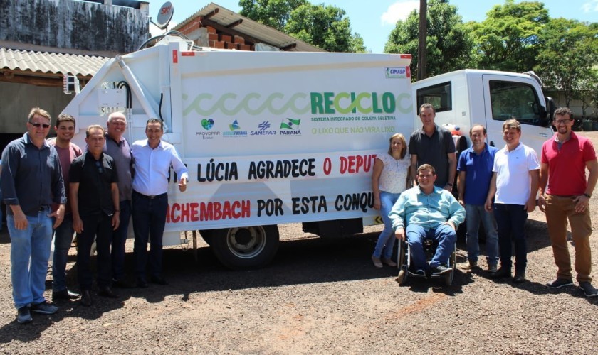 Entregue em Santa Lúcia caminhão para coleta seletiva de lixo