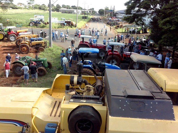 Agricultores contra emplacamento de máquinas agrícolas protestam no PR