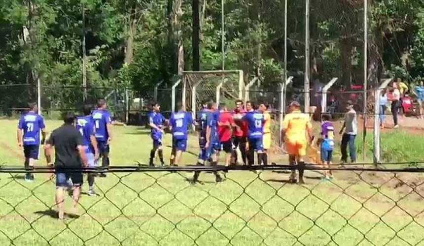 Partida de futebol termina em confusão em Santa Lúcia