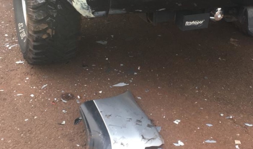 Motorista foge após atingir veículo estacionado na Avenida Tibagi em Capitão