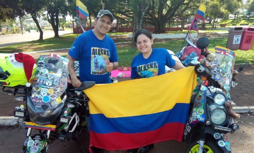 Casal de Colombianos que percorrem o mundo sobre duas rodas chamam a atenção em Capitão