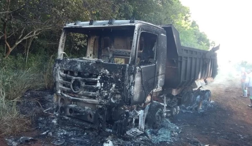 Caminhão que prestava serviços para a Usina Baixo Iguaçu é incendiado em Capitão