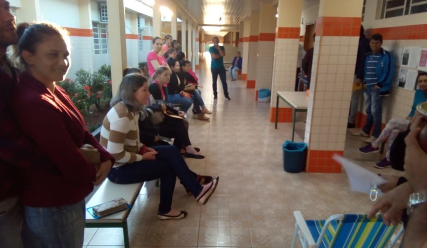 Pais passam a noite na fila para garantir vaga em escola de Capitão