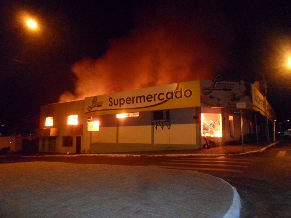 Incêndio destrói supermercado no centro de Capanema