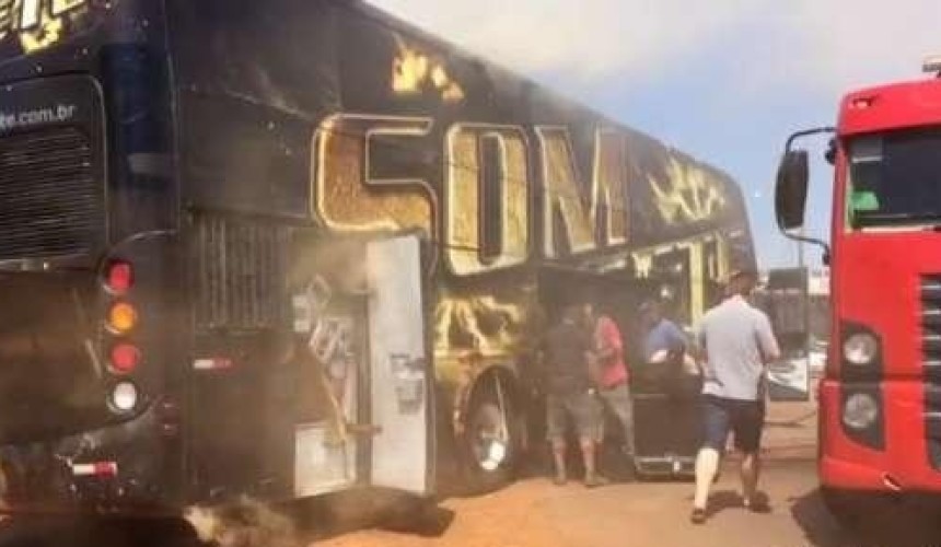 Lamentável: Ônibus da Banda Som Sete  pega fogo ás margens de rodovia em Cascavel