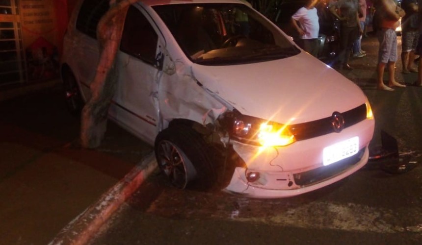 Motorista atinge dois veículos e quase entra em loja na Avenida Iguaçu