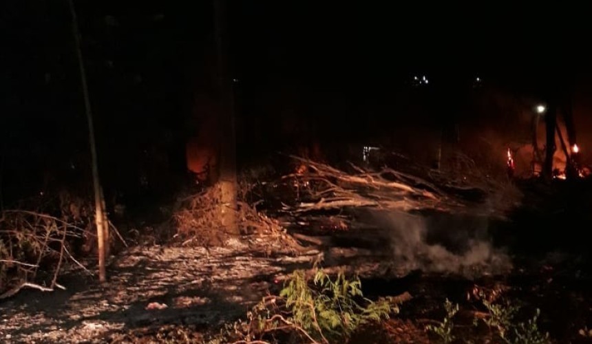Bombeiros combatem incêndio ambiental no perímetro urbano de Capitão