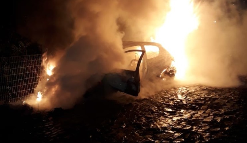 Veículo fica completamente destruído após colidir em muro e pegar fogo em Capitão