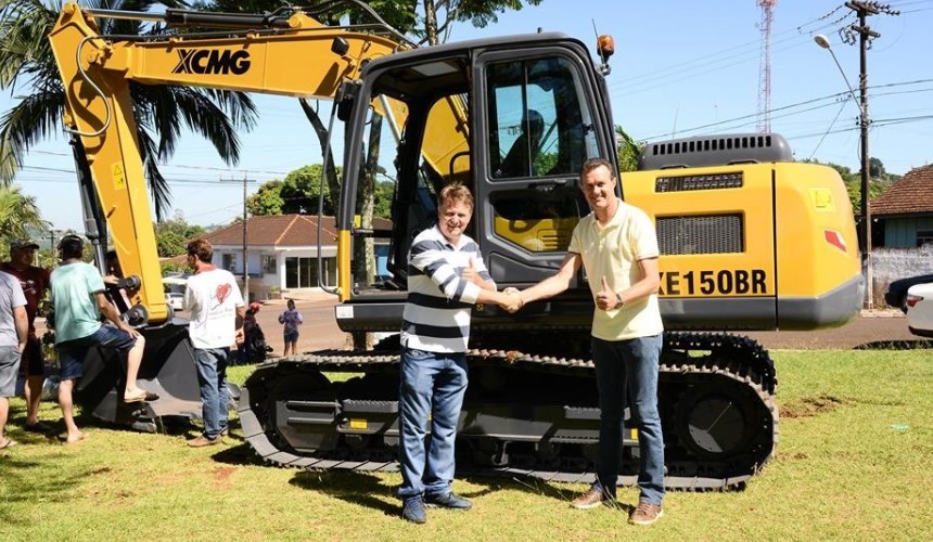 Nova Escavadeira Hidráulica e veículo são entregues ao município de Santa Lúcia