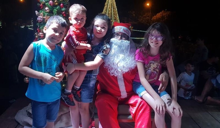 Chegada do Papai Noel reuniu centenas de pessoas no lago municipal de Capitão