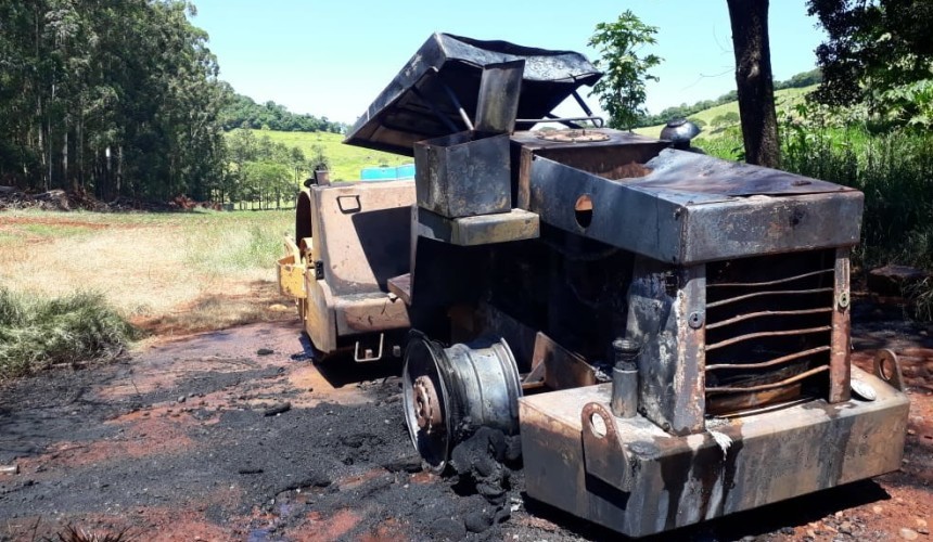 Incêndio destrói rolo compactador do município de Capitão