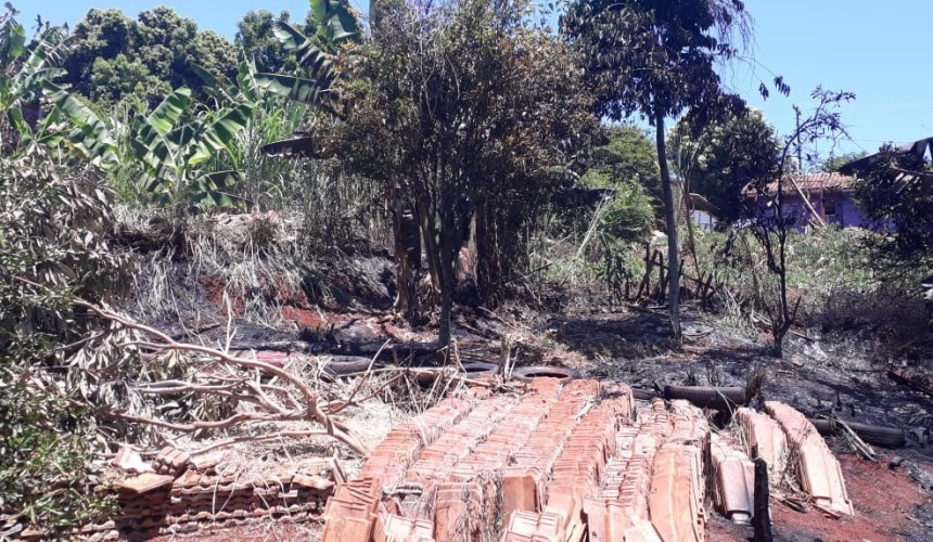 Bombeiros são acionados para combater incêndio ambiental na Rua Pien em Capitão