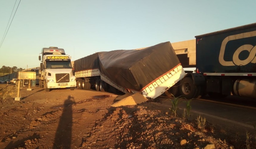 Carreta se desprende de cavalo mecânico e complica o trânsito na BR 163 em Capitão