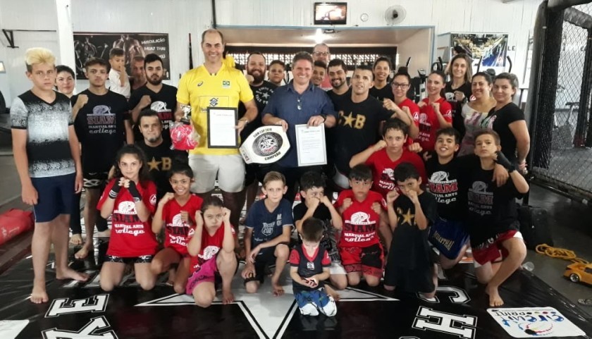 Siam Chute Boxe de Capitão entrega honraria ao prefeito Claudio