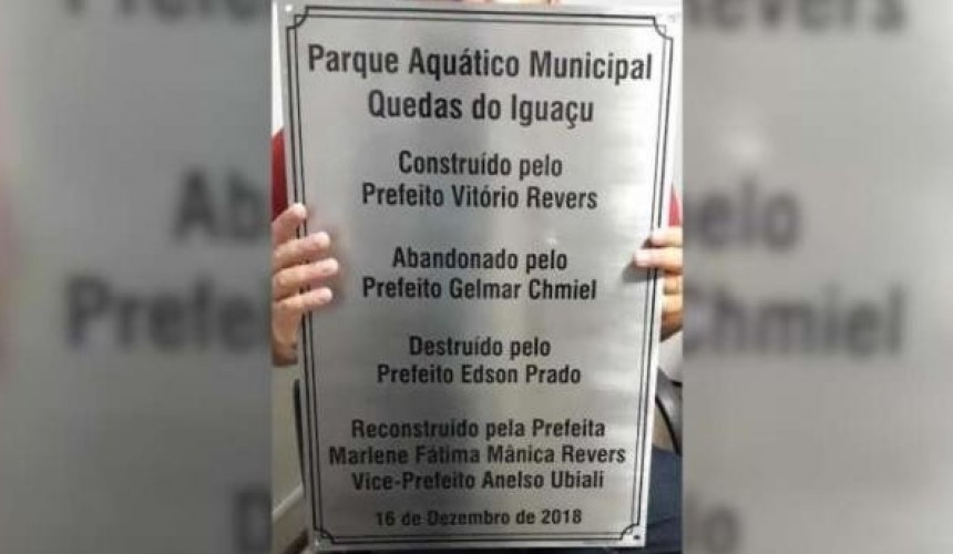 Placa de reinauguração de Parque Aquático em Quedas do Iguaçu causa polêmica