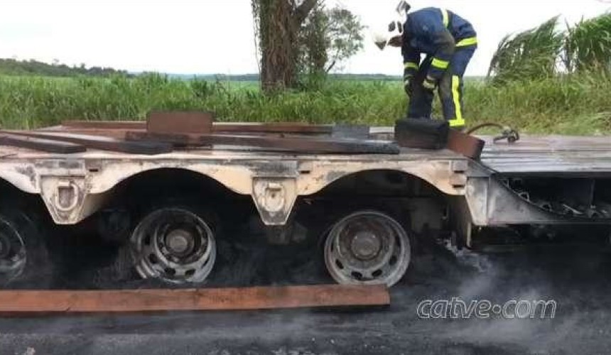 Plataforma de carreta que seguia para Capitão fica parcialmente destruída em incêndio