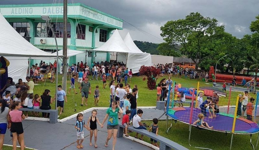 Chegada do Papai Noel reúniu centenas de crianças na praça de Santa Lúcia