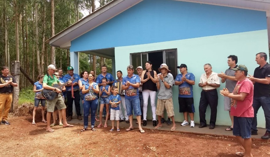 Grupo Folia de Reis entrega nova casa à morador carente em Capitão