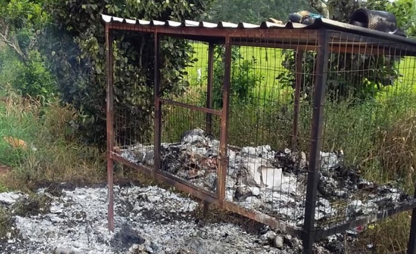 Ponto de recolhimento de Lixo é incendiado na entrada da Linha Três Passos em Capitão
