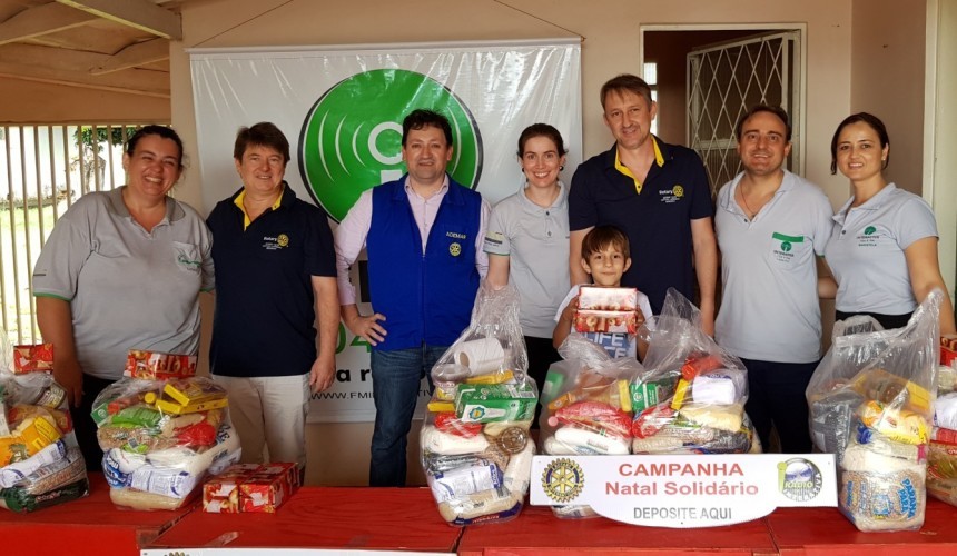 Famílias recebem cestas básicas da Campanha Natal Solidário