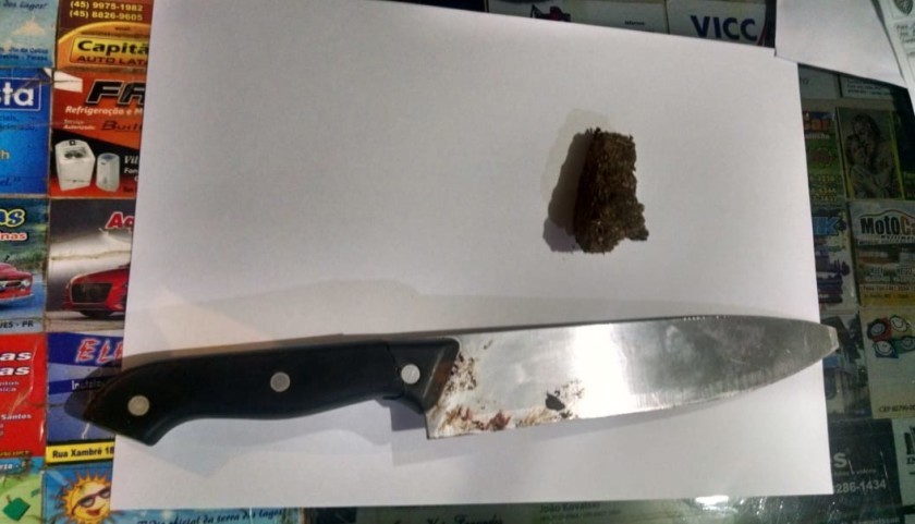 Briga de família acaba com apreensão de maconha, faca e dois detidos