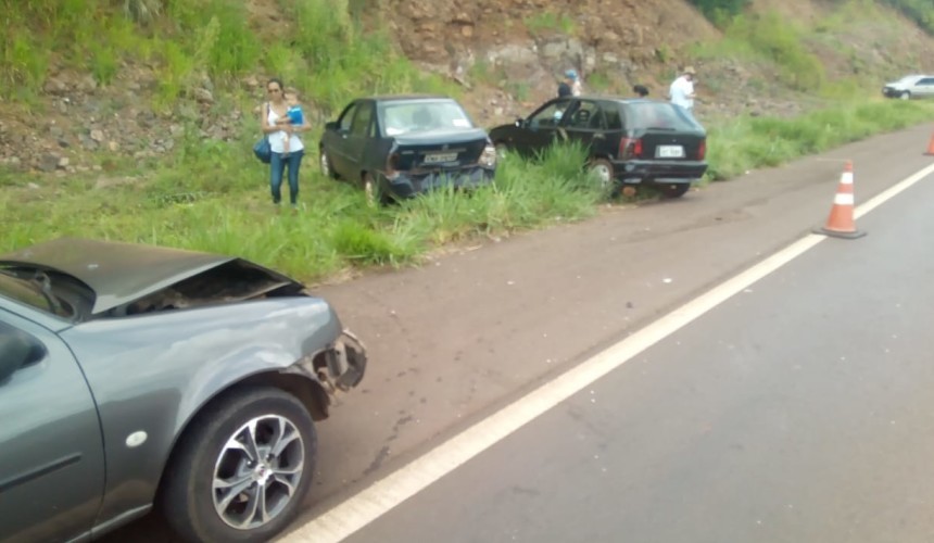 Três veículos se envolvem em colisão na BR 163 em Capitão