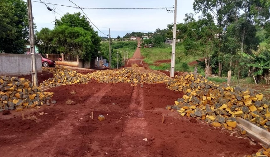 Prefeito Claudio fala sobre o andamento das obras do calçamento na Rua Pien em Capitão