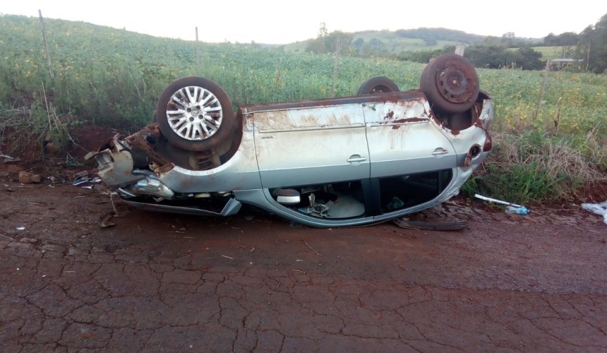 Jovem sai ileso após capotamento em Capitão