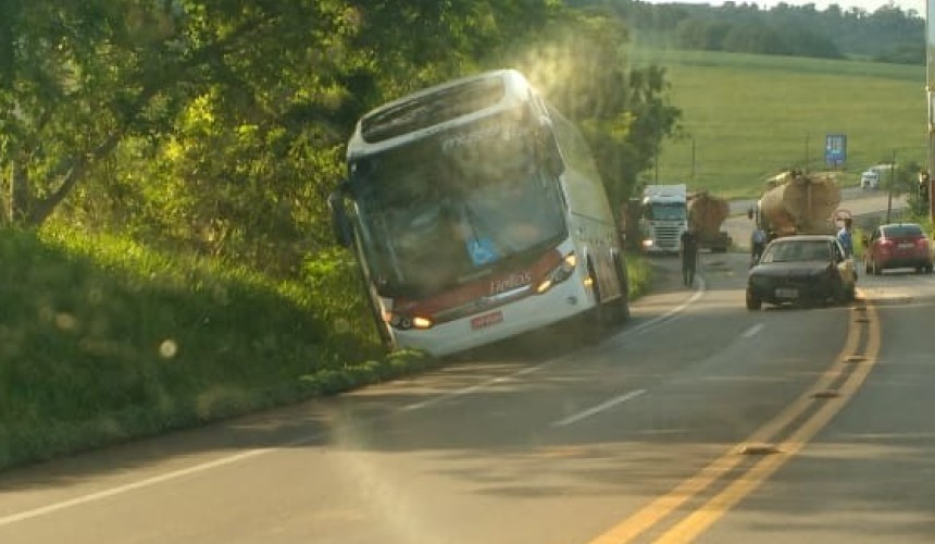 Motorista tem veiculo apreendido após acidente com ônibus e caminhão na BR 163 em Santa Lucia