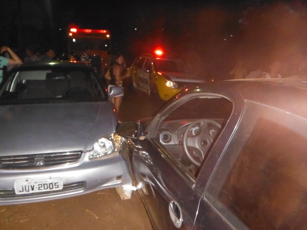 Carro desce em marcha ré e bate em dois carros estacionados em Capitão. A condutora estava embriagad