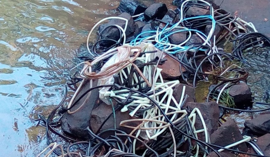 Moradores denunciam descarte de restos de materiais no Rio Monteiro em Capitão