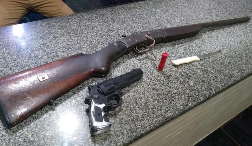 PM localiza arma escondida em terreno baldio em Capitão