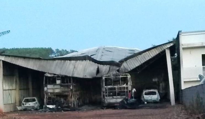 Incêndio atinge ônibus, automóveis e motocicletas em Salto do Lontra