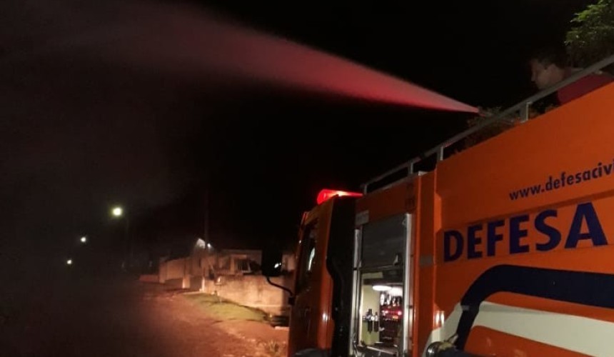 Bombeiros combatem incêndio em vegetação em Capitão