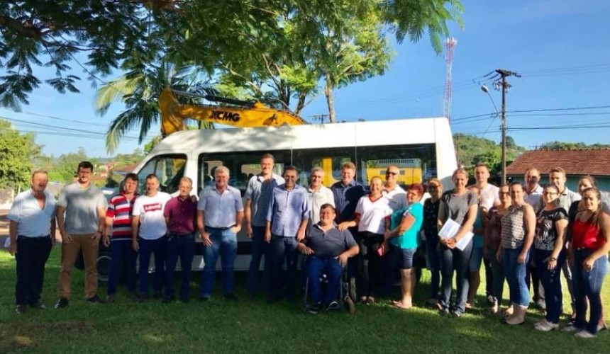 Nova Van e Ambulância são entregues ao município de Santa Lucia.