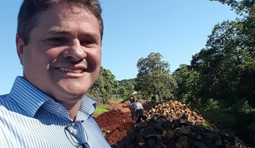 Prefeito Claudio visita obras em estradas rurais do município