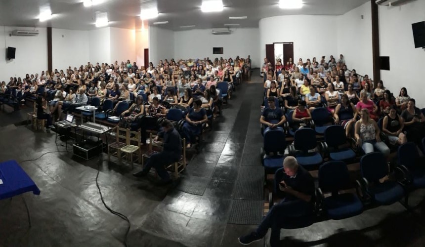 Cerca de 200 profissionais da educação participam de treinamento em Capitão