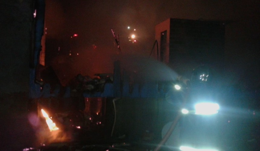 Incêndio destrói residência em Santa Lucia