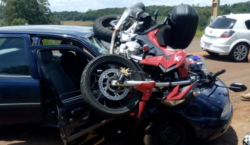 Motocicleta para em cima de veiculo após acidente em Capitão