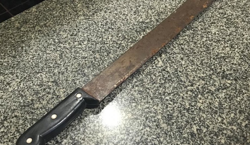Armado com facão homem invade residência e faz mulher e filhos reféns em Capitão