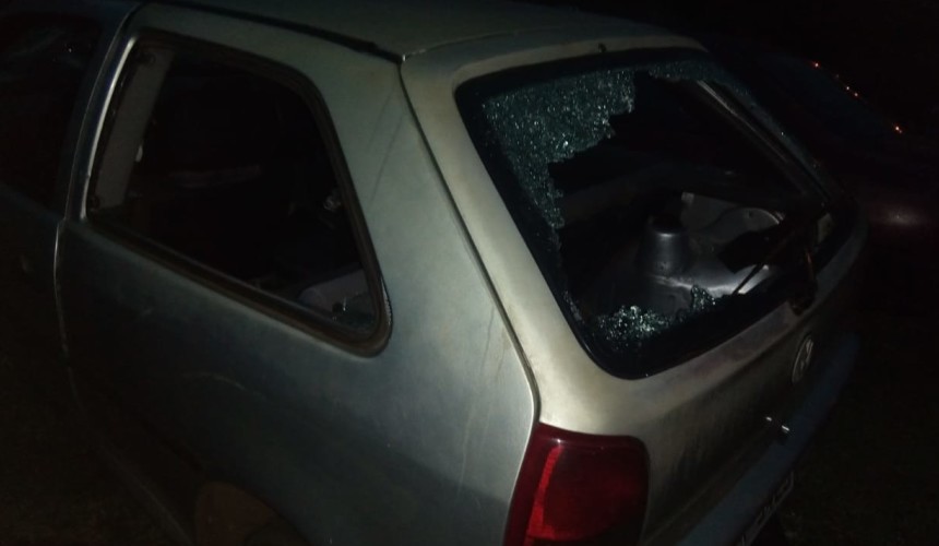 Veículo fica destruído após briga entre irmãos em Capitão