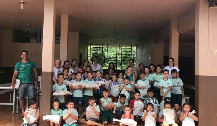 Alunos da rede municipal iniciam o ano letivo e ganham materiais escolares em Santa Lúcia