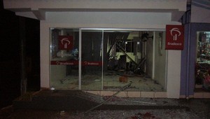 Ladrões explodem caixa eletrônico e rendem vigia em Santa Lúcia