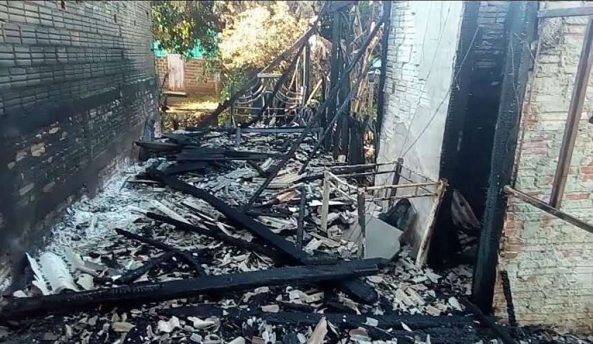 Família precisa de ajuda após ter casa destruída pelo fogo em Capitão